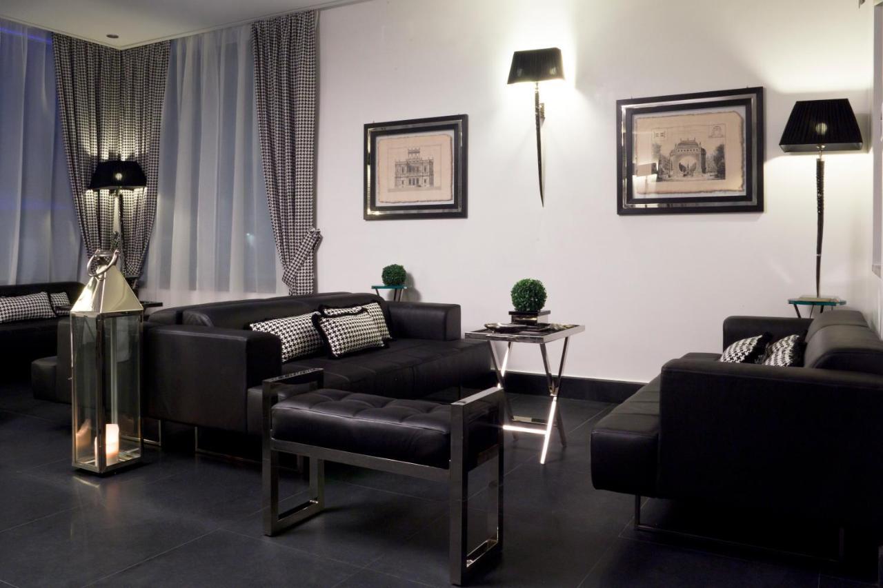 LHP Napoli Palace&SPA Esterno foto A living room with a black floor