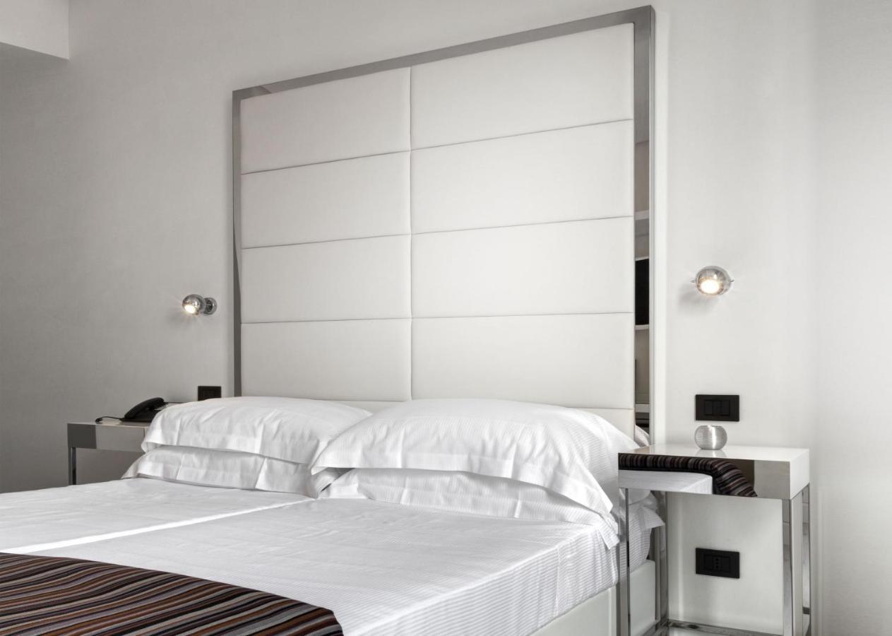 LHP Napoli Palace&SPA Esterno foto A bed with a headboard