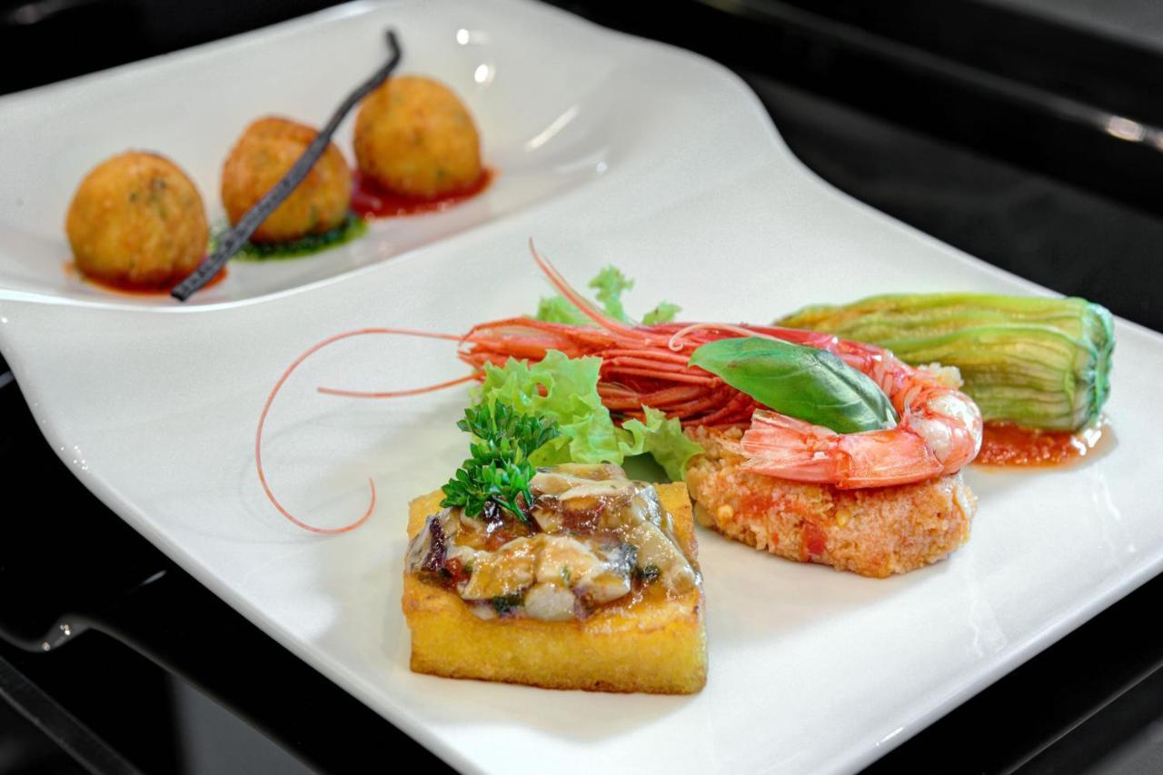LHP Napoli Palace&SPA Esterno foto A selection of finger food