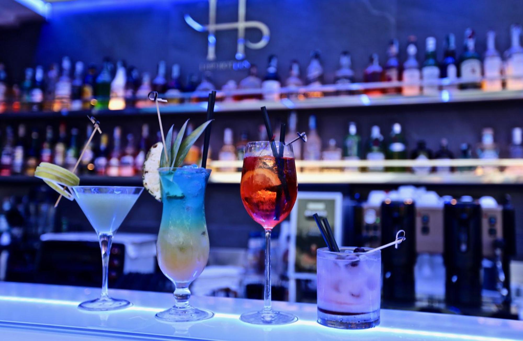 LHP Napoli Palace&SPA Esterno foto Cocktails at the bar