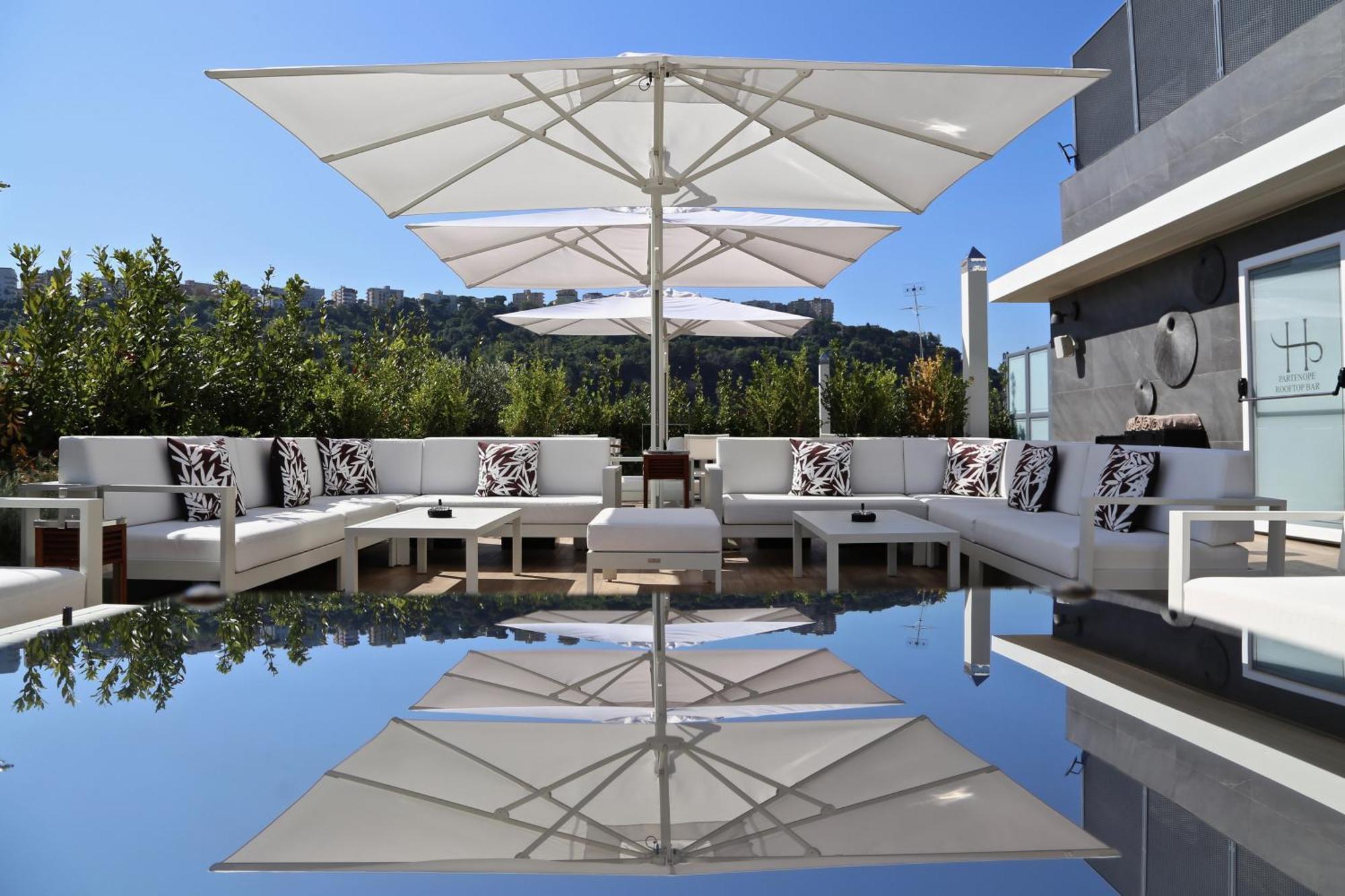 LHP Napoli Palace&SPA Esterno foto A patio umbrella