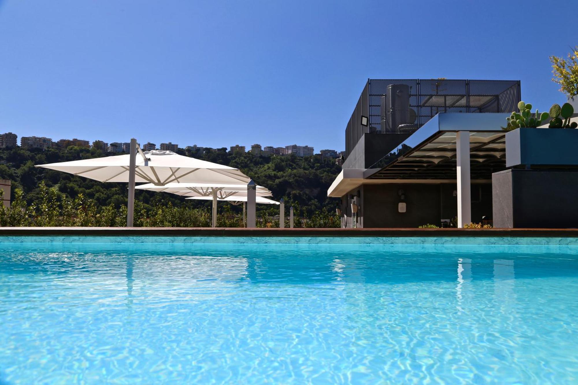 LHP Napoli Palace&SPA Esterno foto The swimming pool at the hotel
